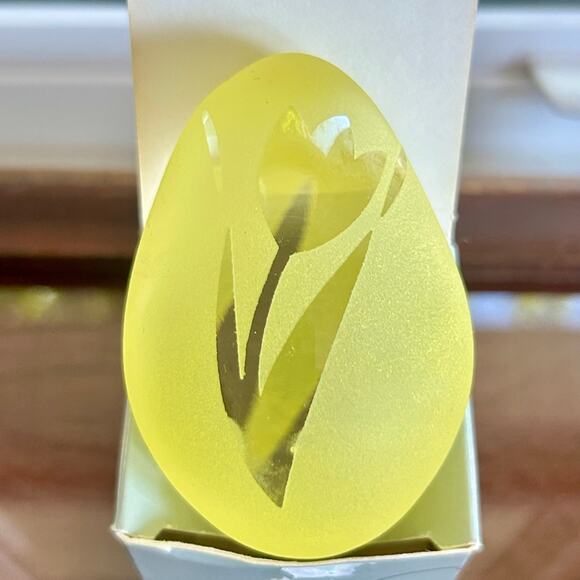 Vintage Pilgrim Glass Sculptured Yellow Egg with Tulip Design - Picture 11 of 15